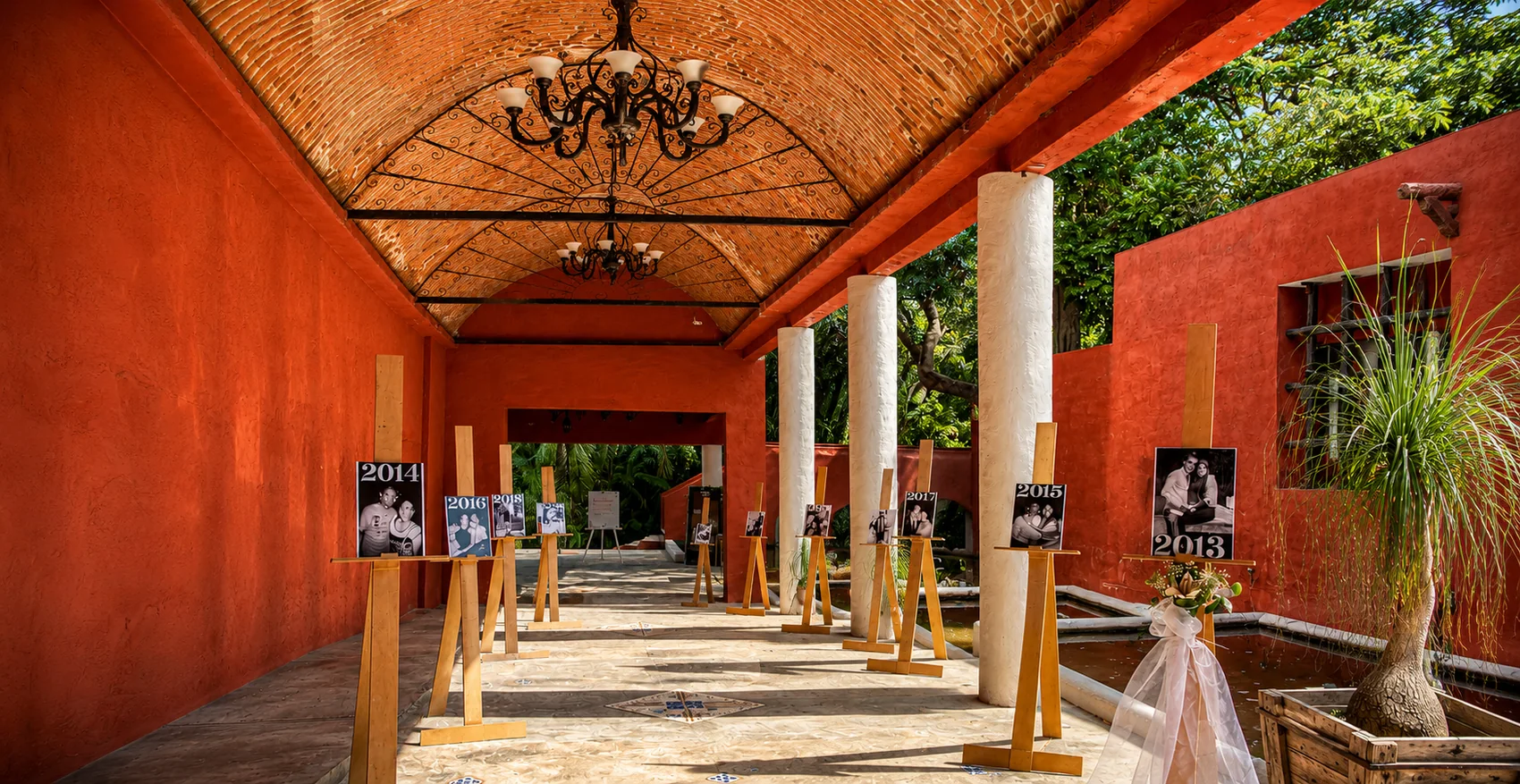 Pasillo decorado con fotografías para evento social