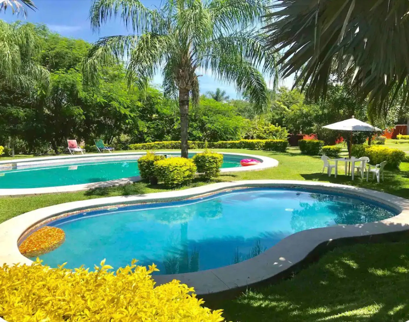 Albercas y jardines soleados en Rancho Ixtla