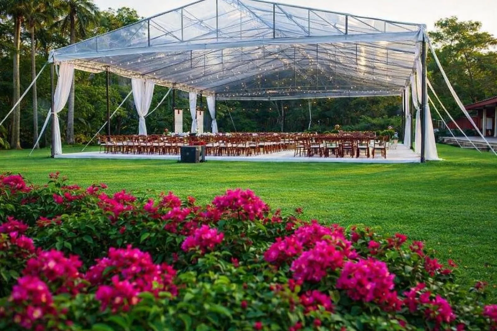 Jardín de eventos con carpa y flores en Rancho Ixtla